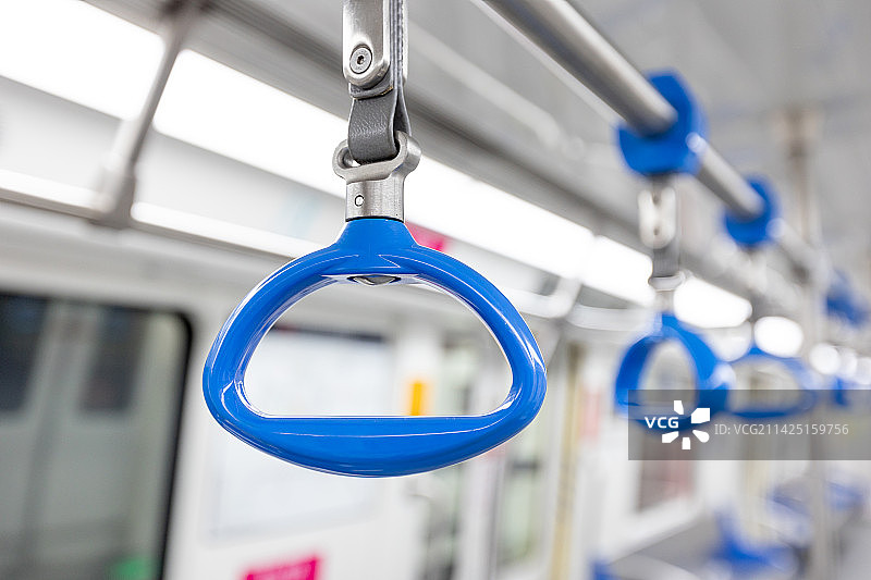 地铁上的手环图片素材