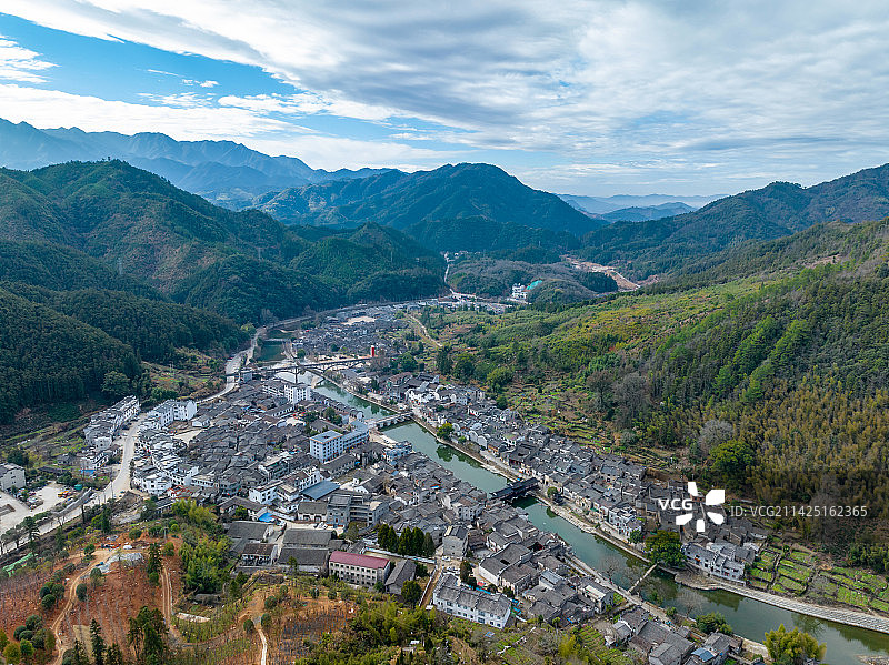 航拍江西景德镇瑶里古镇徽派民居田园风光图片素材