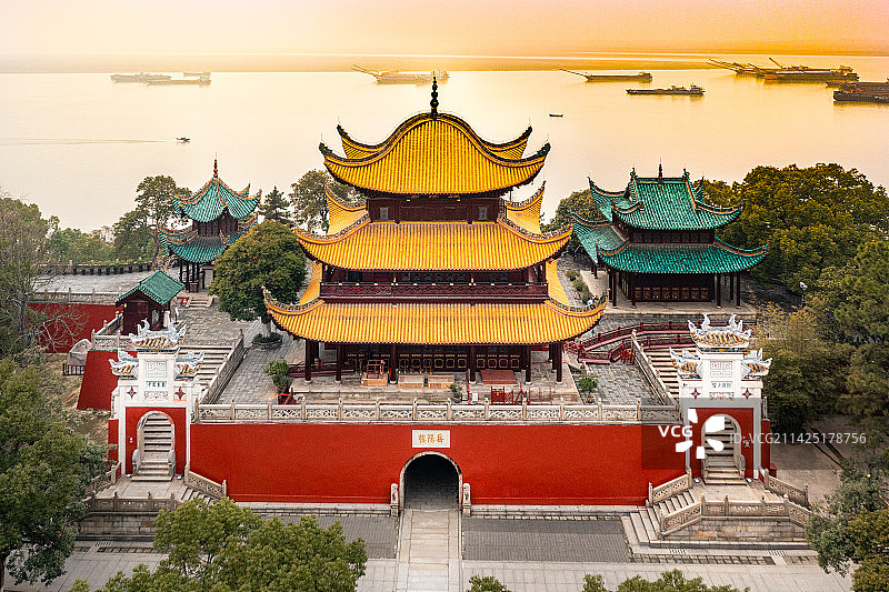 湖南岳阳楼黄昏航拍洞庭湖晚霞图片素材