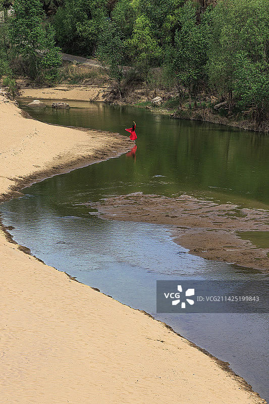 榆林红石峡之沙漠中流出的榆溪河图片素材