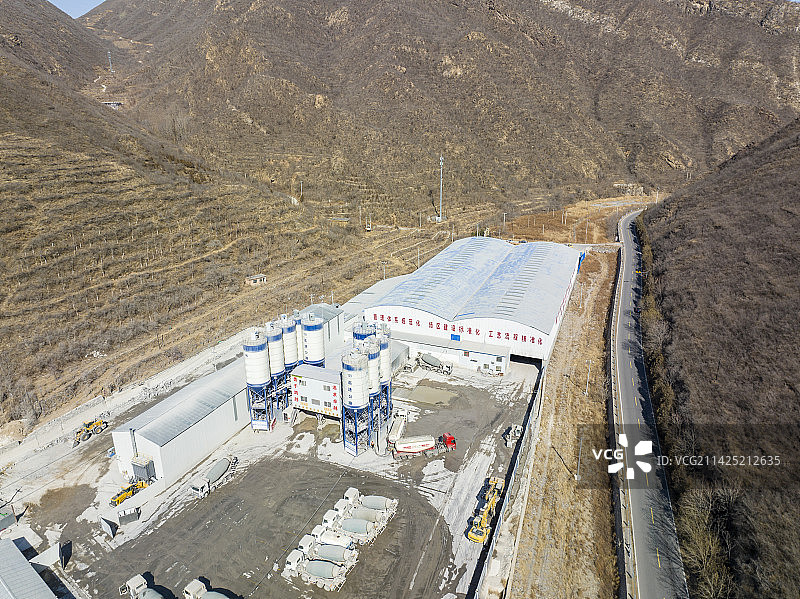 航拍空中鸟瞰山区公路旁建设高速公路高铁施工单位项目部临时搅拌站图片素材