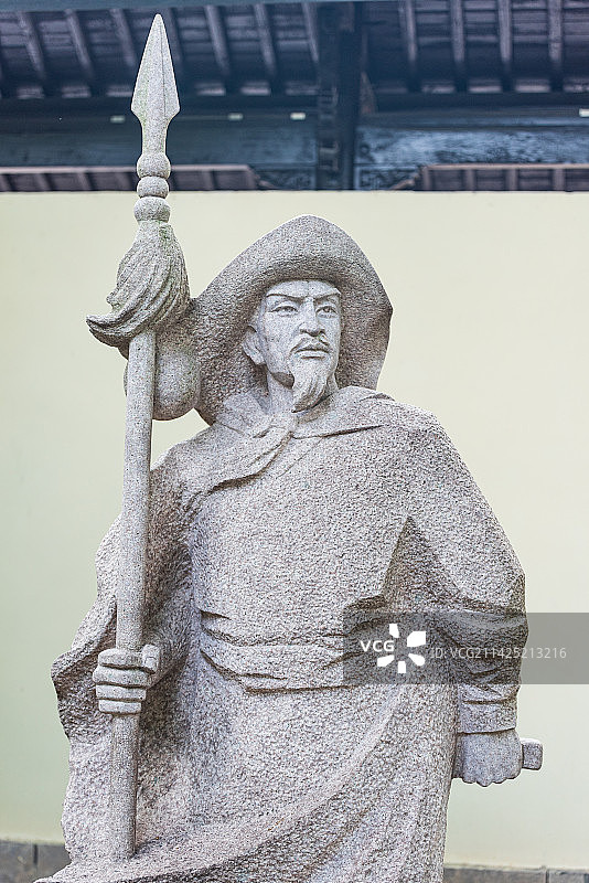 中国浙江杭州西溪湿地里的林冲雕像图片素材