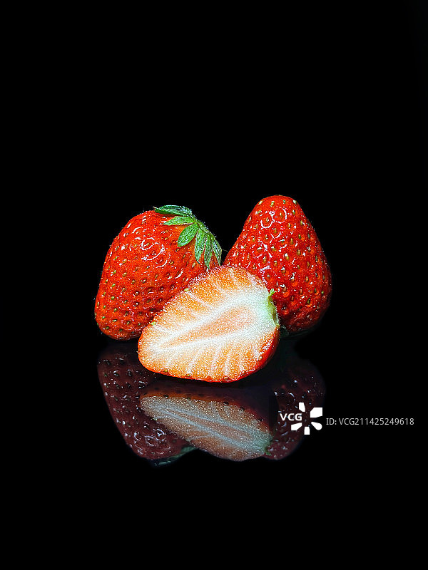 黑色背景下的草莓图片素材