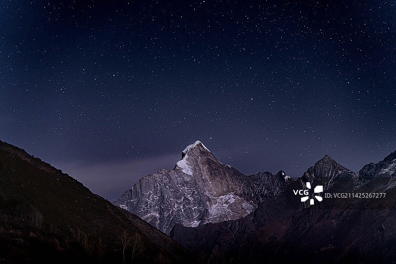 星空下的幺妹峰图片素材