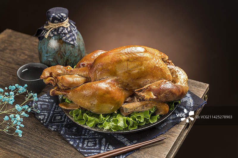 一盘烧鸡摆放在木桌面上特写图片素材