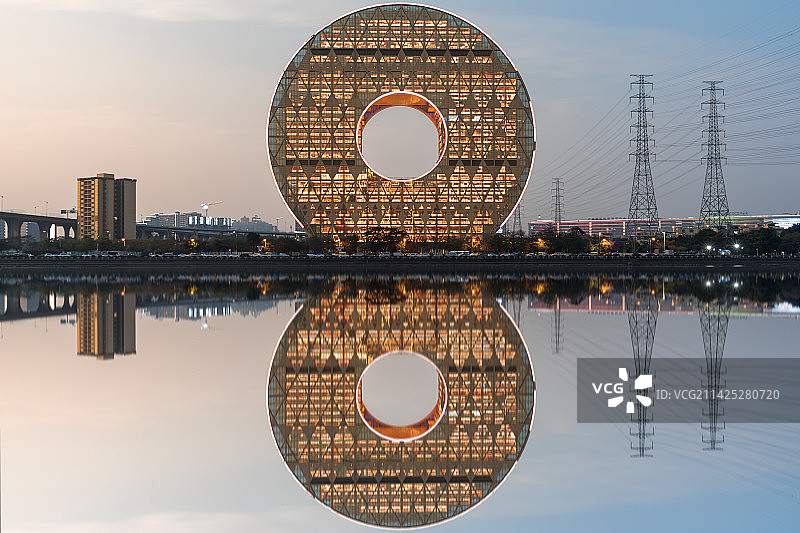 广州圆大厦的倒影图片素材