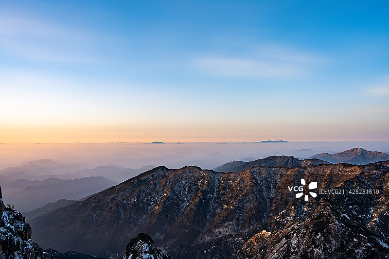 冬季黄山玉屏楼前薄雾图片素材