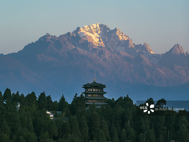 丽江古城万古楼与玉龙雪山图片素材