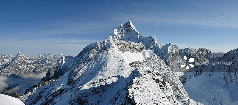 四姑娘雪山幺妹峰图片素材