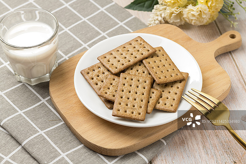 一盘咖啡饼干摆放在木桌面上特写图片素材