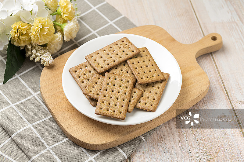 一盘咖啡饼干摆放在木桌面上特写图片素材