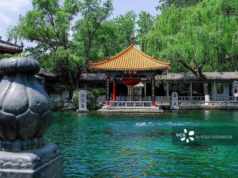 中国山东济南趵突泉公园观澜亭图片素材