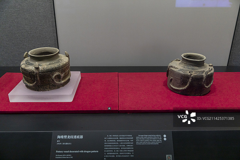 河南省洛阳市偃师区二里头夏都遗址博物馆展厅内的文物藏品图片素材