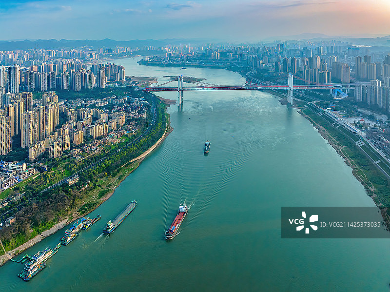 重庆长江大桥黄昏都市风光图片素材