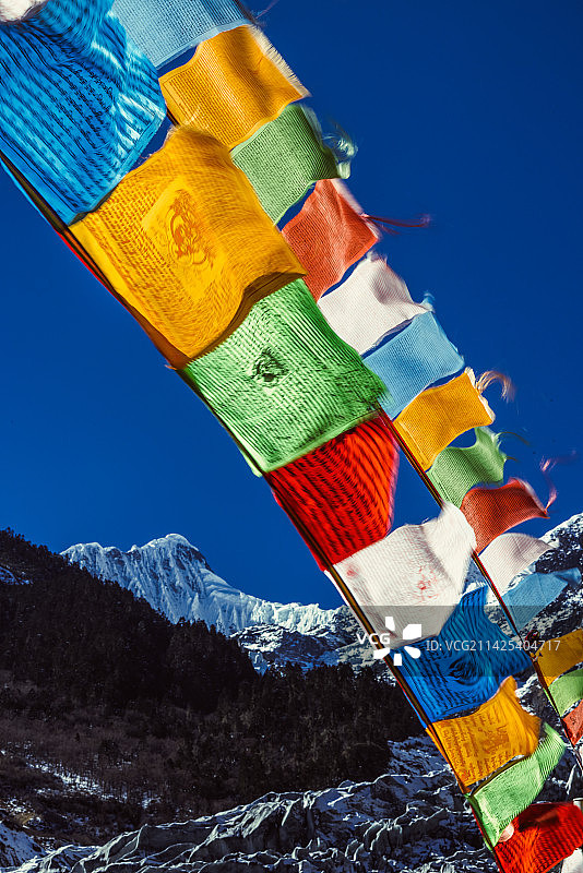 蓝天下五彩缤纷的经幡的低角度视图图片素材