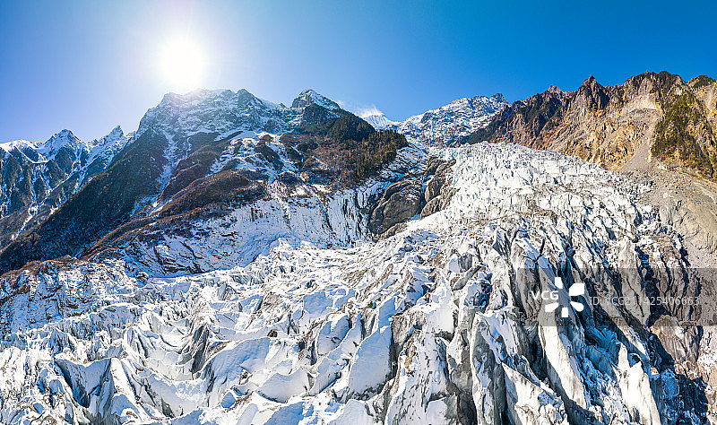 白雪皑皑的冰川群山在天空中的全景图片素材