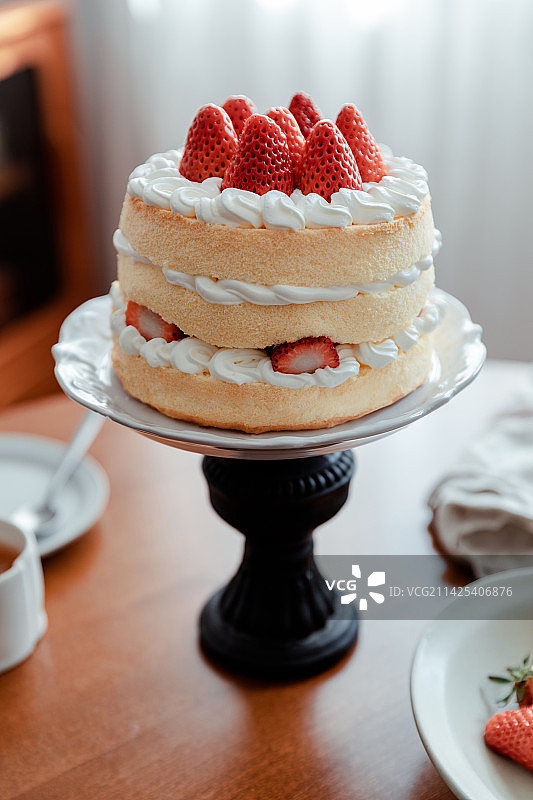自制美味的草莓鲜奶油戚风蛋糕图片素材