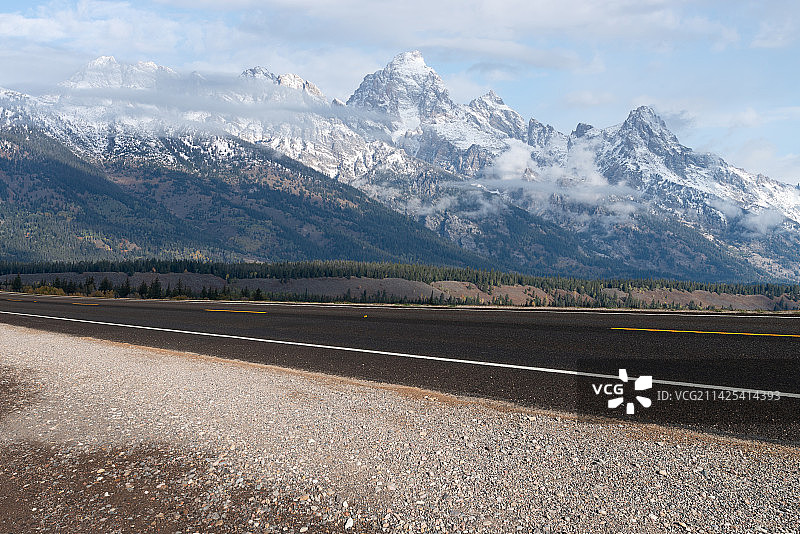 道路雪山晴天风景图图片素材