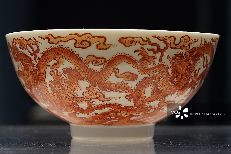 红彩云龙纹瓷碗图片素材