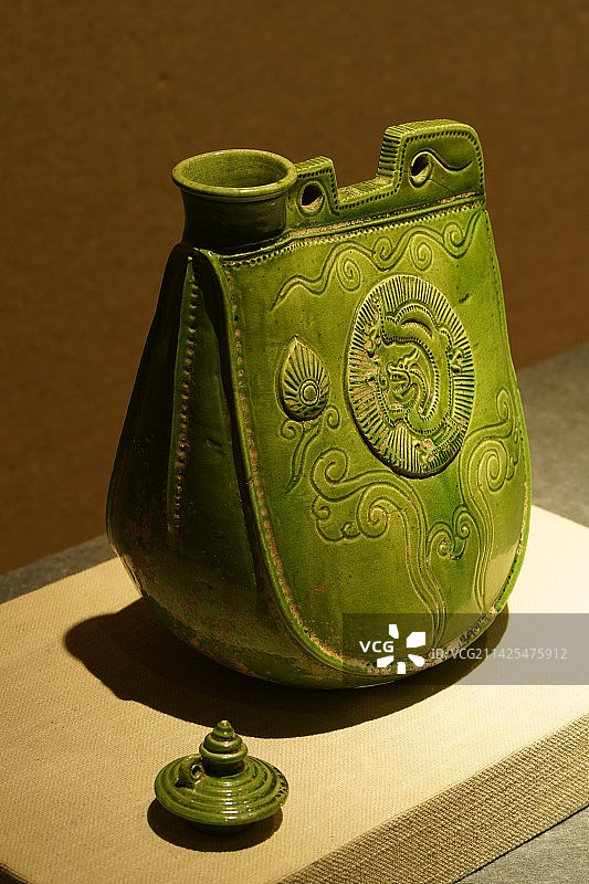 国家博物馆 辽代 绿釉贴塑云龙纹瓷皮囊壶图片素材