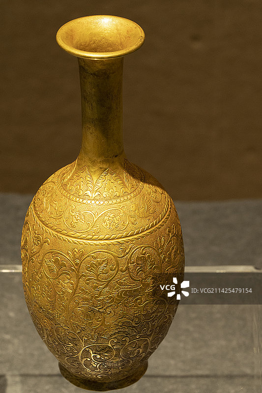 国家博物馆藏品 辽代 缠枝花纹长颈金瓶图片素材