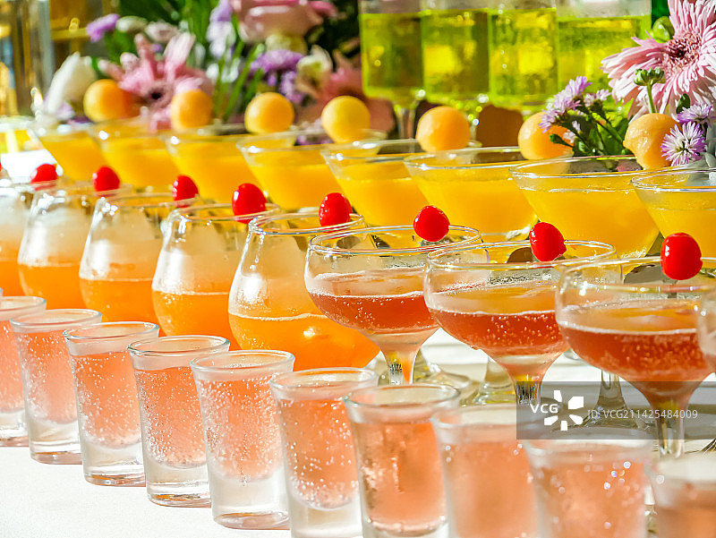 酒会现场调制果汁鸡尾酒图片素材