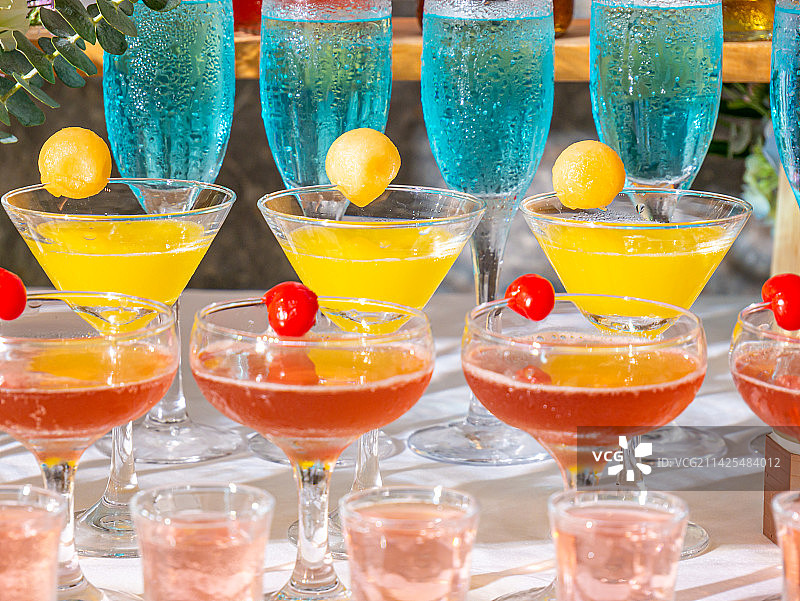 酒会现场调制果汁鸡尾酒图片素材