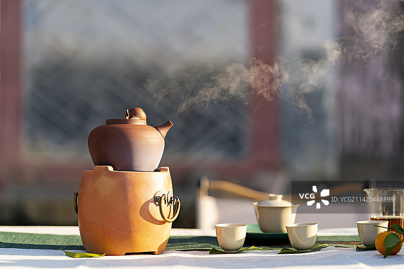 户外阳光下围炉煮茶及果篮图片素材