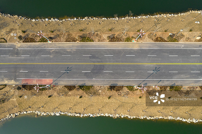 俯瞰湖中公路图片素材