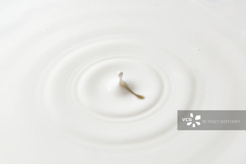 一滴牛奶溅起涟漪图片素材