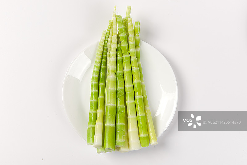 白色背景上剥开的绿竹笋图片素材