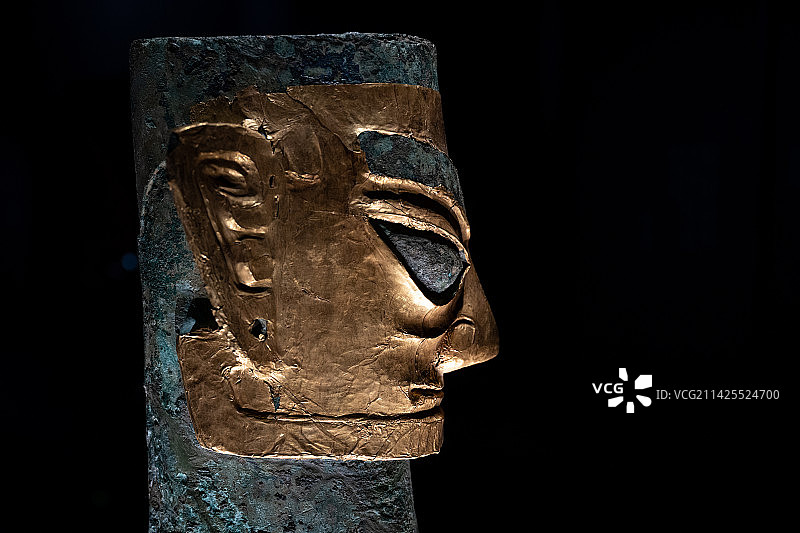 四川广汉三星堆博物馆镶金青铜面具图片素材