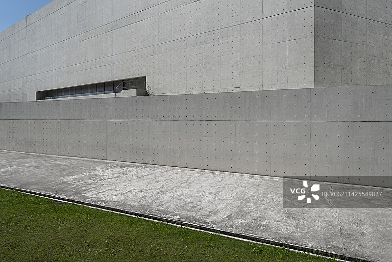 混凝土建筑外立面和道路草坪图片素材