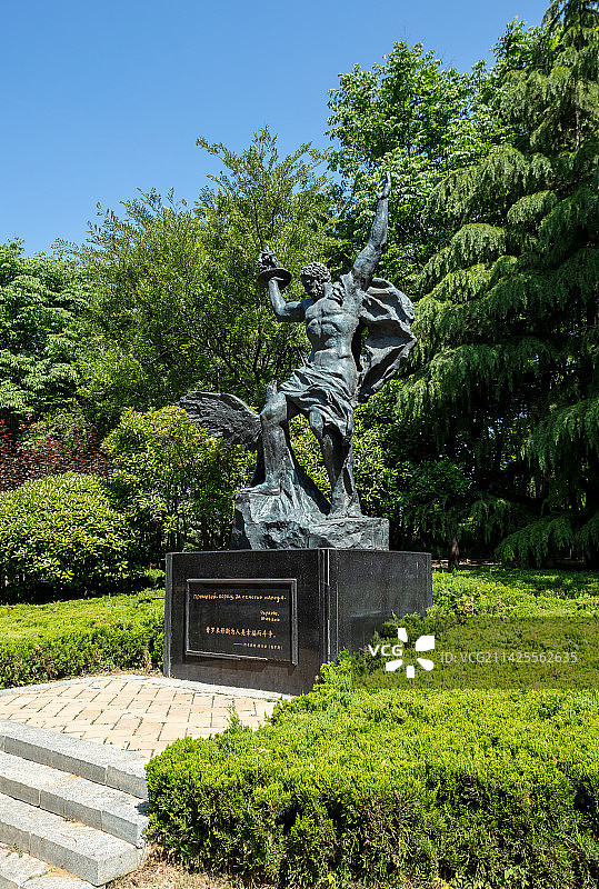 中国山东济南森林公园雕塑《普罗米修斯》图片素材