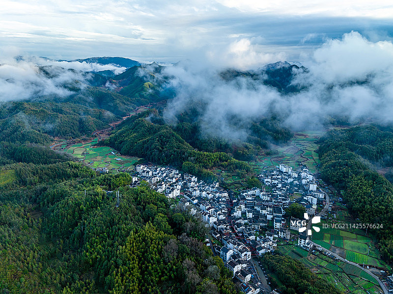 航拍江西婺源李坑村徽派民居风光图片素材