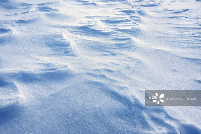 风吹过雪地的痕迹图片素材