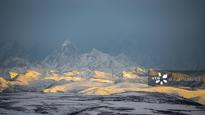 夕阳下的雪山群图片素材