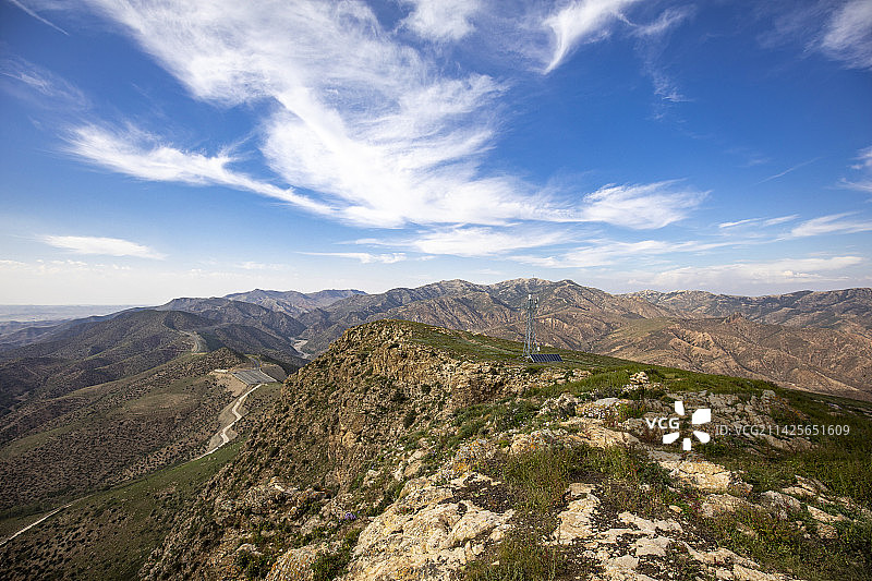 内蒙古自治区呼和浩特市武川县阴山山脉大青山山顶的移动联通电信信号塔图片素材