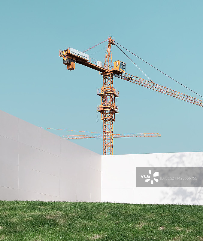 阳光下的吊塔图片素材