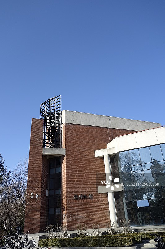 北京清华大学校园建筑和操场图片素材