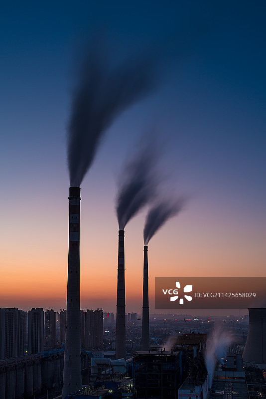 暮色中的热电厂冷却塔烟雾工作画面图片素材