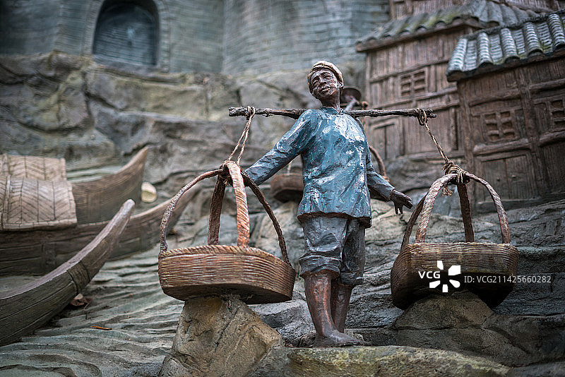 挑夫雕像图片素材