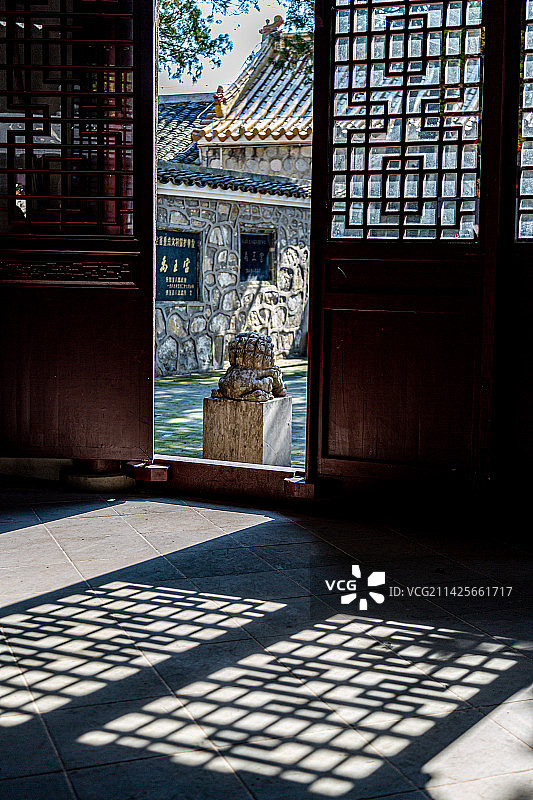 中国风门窗和石狮子图片素材