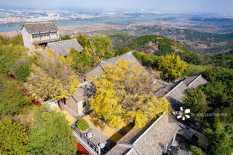 安徽蚌埠山顶的道观和金黄的银杏航拍图片素材