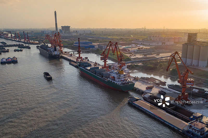 江苏南通长江入海口粮食转运码头图片素材