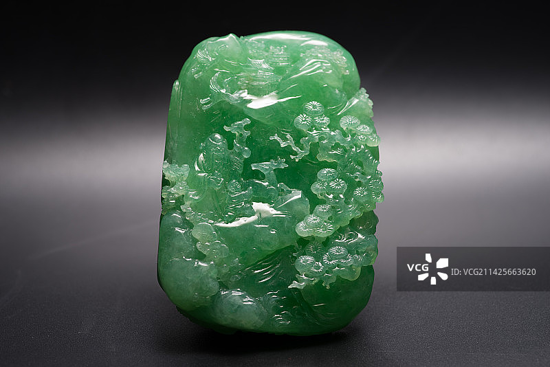 灰色背景下的玉石翡翠特写镜头图片素材