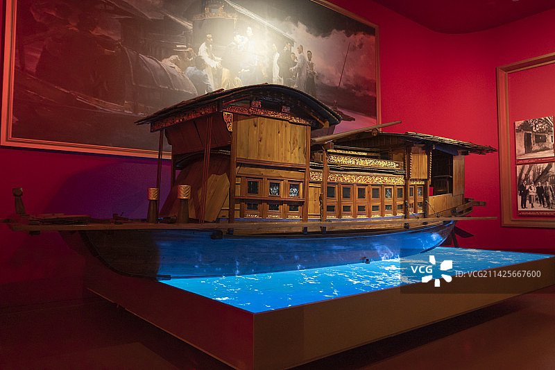 党史展览馆中的中共一大南湖红船图片素材