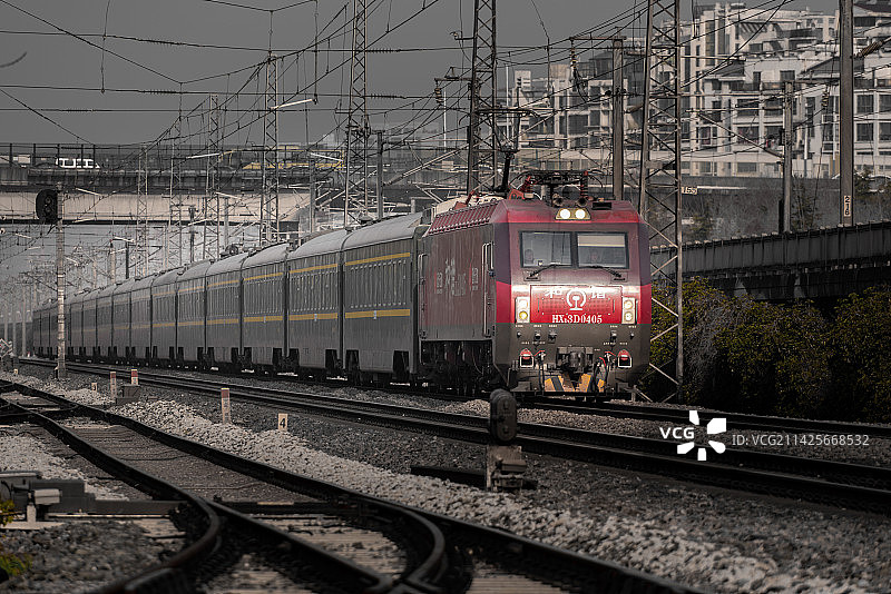 清晨归途中的旅客列车图片素材