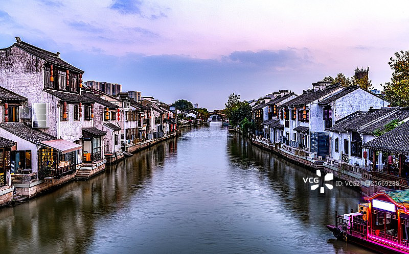 黄昏晚霞背景映衬中的江苏无锡南长街清名桥古运河江南水乡民居建筑景观.无锡南长街清名桥建筑倒影风光图片素材