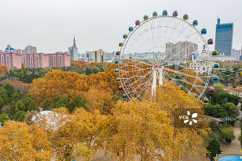 航拍郑州碧沙岗公园冬日风光 游乐场摩天轮图片素材